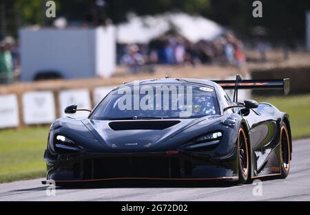 Goodwood House, Chichester, Großbritannien. Juli 2021. Goodwood Festival of Speed; Tag zwei; Rob Bell fährt einen McLaren 720S GT3X im Goodwood Hill Climb Credit: Action Plus Sports/Alamy Live News Stockfoto