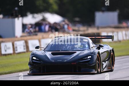 Goodwood House, Chichester, Großbritannien. Juli 2021. Goodwood Festival of Speed; Tag zwei; Rob Bell fährt einen McLaren 720S GT3X im Goodwood Hill Climb Credit: Action Plus Sports/Alamy Live News Stockfoto
