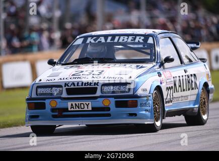 Goodwood House, Chichester, Großbritannien. Juli 2021. Goodwood Festival of Speed; Tag zwei; Julian Thomas fährt einen Ford Sierra Cosworth RS500 im Goodwood Hill Climb Credit: Action Plus Sports/Alamy Live News Stockfoto