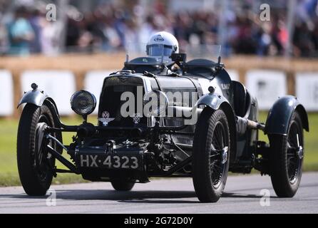 Goodwood House, Chichester, Großbritannien. Juli 2021. Goodwood Festival of Speed; Tag zwei; Robert Blakemore fährt einen Aston Martin Ulster im Goodwood Hill Climb Credit: Action Plus Sports/Alamy Live News Stockfoto