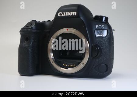 Canon EOS 6D Mark II Kamera mit Zoomobjektiv EF 24-70 mm 1: 4L IS USM Stockfoto