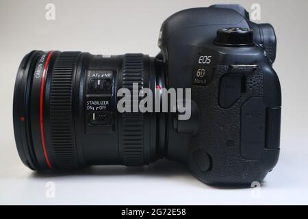 Canon EOS 6D Mark II Kamera mit Zoomobjektiv EF 24-70 mm 1: 4L IS USM Stockfoto