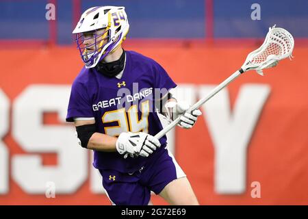 08. April 2021: Der Mittelfeldspieler Alex Burgmaster (24) von Albany Great Danes kontrolliert den Ball gegen den Syracuse Orange während der ersten Hälfte eines NCAA Herren Lacrosse Spiels am Donnerstag, den 8. April 2021 im Carrier Dome in Syracuse, New York. Syracuse gewann 13-8. Rich Barnes/CSM Stockfoto