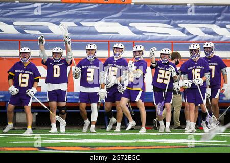 Syracuse, New York, USA. April 2021. Die Spieler der Albany Great Danes feiern am Donnerstag, dem 8. April 2021, im Carrier Dome in Syracuse, New York, von der Seitenlinie aus gegen die Syracuse Orange. Syracuse gewann 13-8. Rich Barnes/CSM/Alamy Live News Stockfoto