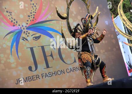 Auf der Bühne sind Teilnehmer des Jember Fashin Carnaval (JFC) in Kostümen im Einsatz. Stockfoto