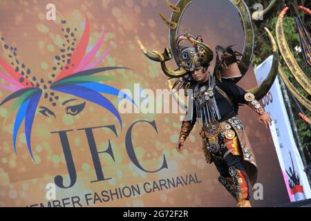 Auf der Bühne sind Teilnehmer des Jember Fashin Carnaval (JFC) in Kostümen im Einsatz. Stockfoto