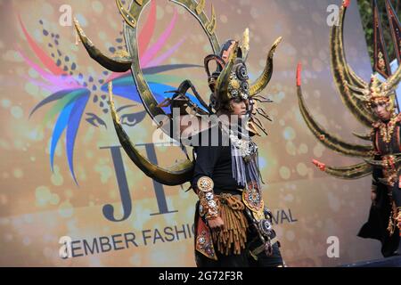 Auf der Bühne sind Teilnehmer des Jember Fashin Carnaval (JFC) in Kostümen im Einsatz. Stockfoto