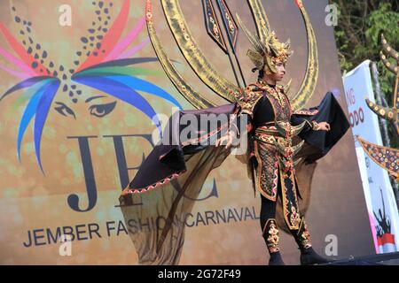 Auf der Bühne sind Teilnehmer des Jember Fashin Carnaval (JFC) in Kostümen im Einsatz. Stockfoto