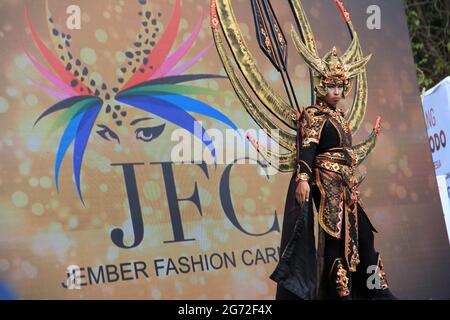 Auf der Bühne sind Teilnehmer des Jember Fashin Carnaval (JFC) in Kostümen im Einsatz. Stockfoto