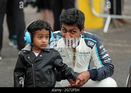 Goodwood, West Sussex, Großbritannien. Juli 2021. Karun Chandhok Rennfahrer und Kommentator mit seinem jungen Sohn beim Goodwood Festival of Speed – ‘The Maestros – Motorsports Great All-Rounders’, in Goodwood, West Sussex, Großbritannien. © Malcolm Greig/Alamy Live News Stockfoto