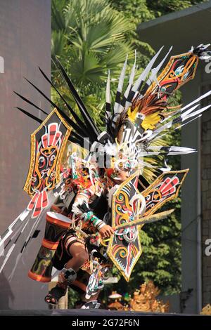 Auf der Bühne sind Teilnehmer des Jember Fashin Carnaval (JFC) in Kostümen im Einsatz. Stockfoto