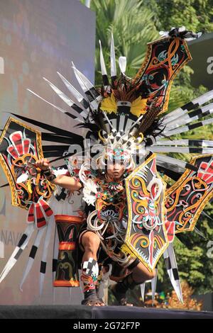 Auf der Bühne sind Teilnehmer des Jember Fashin Carnaval (JFC) in Kostümen im Einsatz. Stockfoto