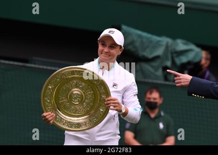 London, Gbr. Juli 2021. London Wimbledon Championships Day 12 10/07/2021 Ashleigh Barty (AUS) gewinnt Ladies Finale gegen Karolina Pliskova (CZE) Credit: Roger Parker/Alamy Live News Stockfoto