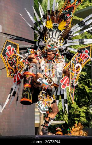 Auf der Bühne sind Teilnehmer des Jember Fashin Carnaval (JFC) in Kostümen im Einsatz. Stockfoto