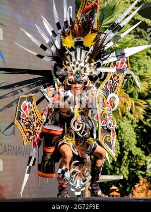 Auf der Bühne sind Teilnehmer des Jember Fashin Carnaval (JFC) in Kostümen im Einsatz. Stockfoto