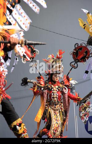 Auf der Bühne sind Teilnehmer des Jember Fashin Carnaval (JFC) in Kostümen im Einsatz. Stockfoto