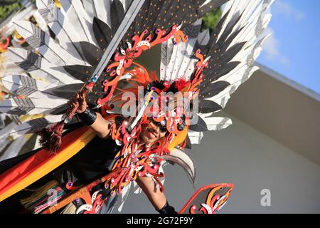 Auf der Bühne sind Teilnehmer des Jember Fashin Carnaval (JFC) in Kostümen im Einsatz. Stockfoto