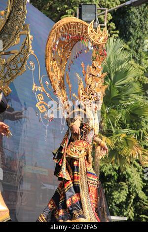 Auf der Bühne sind Teilnehmer des Jember Fashin Carnaval (JFC) in Kostümen im Einsatz. Stockfoto