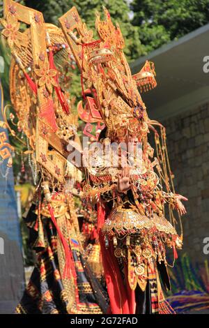 Auf der Bühne sind Teilnehmer des Jember Fashin Carnaval (JFC) in Kostümen im Einsatz. Stockfoto