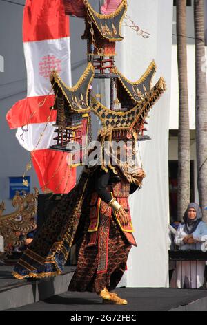 Auf der Bühne sind Teilnehmer des Jember Fashin Carnaval (JFC) in Kostümen im Einsatz. Stockfoto