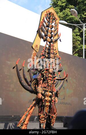 Auf der Bühne sind Teilnehmer des Jember Fashin Carnaval (JFC) in Kostümen im Einsatz. Stockfoto