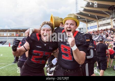 Orebro, Schweden. Juli 2021. Edvin Jonsson (23 Orebro Black Knights) und Dylan Reede (9 Orebro Black Knights) feiern, nachdem sie beim Superserien-Spiel zwischen Orebro Black Knights und Stockholm Mean Machines in der Behrn Arena in Orebro, Schweden, Weltmeister geworden sind.Quelle: SPP Sport Press Foto. /Alamy Live News Stockfoto