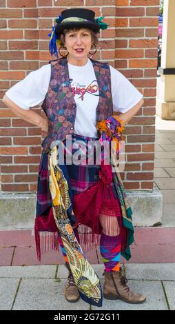 Christchurch, Dorset, Großbritannien. Juli 2021. Volkstanz Remixed Lassen Sie die Massen im Rahmen der Arts by the Sea Summer Series in Christchurch, Dorset, tanzen, ob in einer Blase oder als Solo im Flug. Quelle: Carolyn Jenkins/Alamy Live News Stockfoto