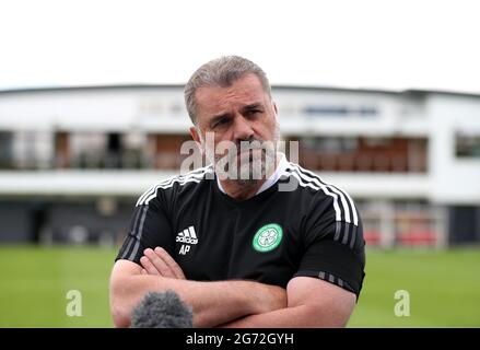 Celtic-Managerin Ange Postecoglou interviewte nach dem Freundschaftsspiel vor der Saison in Dragon Park, Newport. Stockfoto