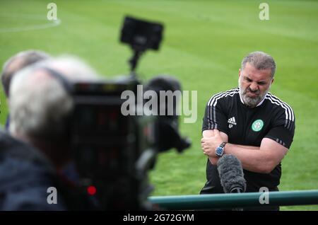 Celtic-Managerin Ange Postecoglou interviewte nach dem Freundschaftsspiel vor der Saison in Dragon Park, Newport. Stockfoto