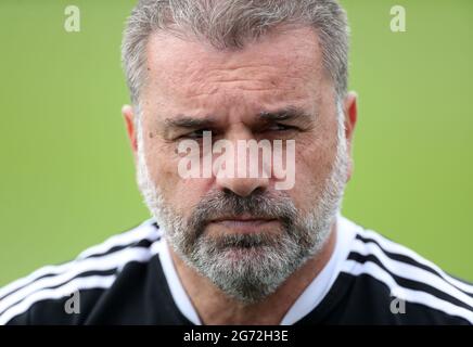 Celtic-Managerin Ange Postecoglou interviewte nach dem Freundschaftsspiel vor der Saison in Dragon Park, Newport. Stockfoto