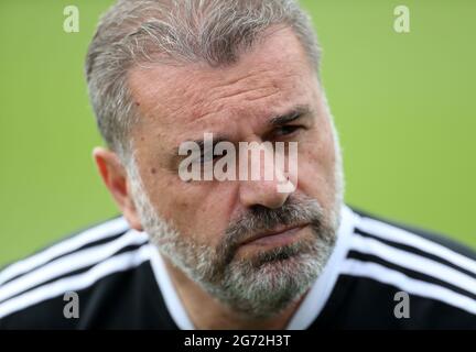 Celtic-Managerin Ange Postecoglou interviewte nach dem Freundschaftsspiel vor der Saison in Dragon Park, Newport. Stockfoto