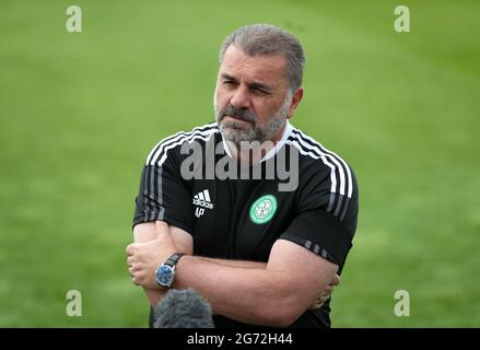 Celtic-Managerin Ange Postecoglou interviewte nach dem Freundschaftsspiel vor der Saison in Dragon Park, Newport. Stockfoto