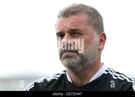 Celtic-Managerin Ange Postecoglou interviewte nach dem Freundschaftsspiel vor der Saison in Dragon Park, Newport. Stockfoto