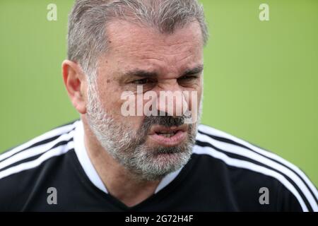 Celtic-Managerin Ange Postecoglou interviewte nach dem Freundschaftsspiel vor der Saison in Dragon Park, Newport. Stockfoto