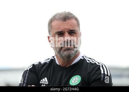 Celtic-Managerin Ange Postecoglou interviewte nach dem Freundschaftsspiel vor der Saison in Dragon Park, Newport. Stockfoto