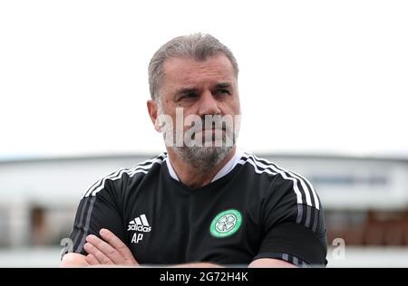 Celtic-Managerin Ange Postecoglou interviewte nach dem Freundschaftsspiel vor der Saison in Dragon Park, Newport. Stockfoto