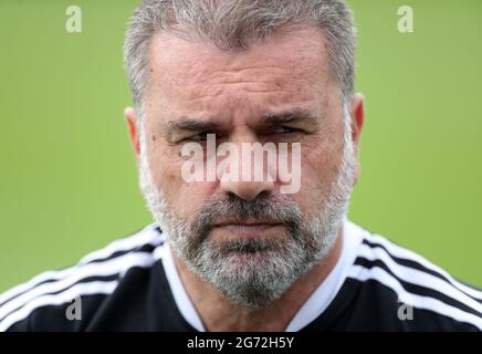 Celtic-Managerin Ange Postecoglou interviewte nach dem Freundschaftsspiel vor der Saison in Dragon Park, Newport. Stockfoto