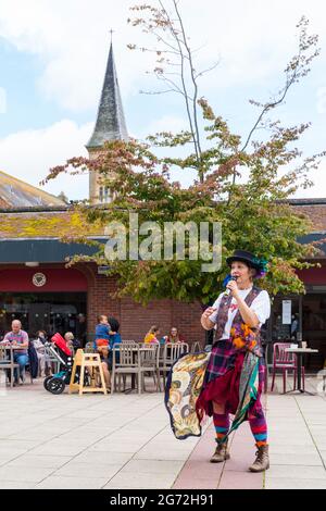 Christchurch, Dorset, Großbritannien. Juli 2021. Volkstanz Remixed Lassen Sie die Massen im Rahmen der Arts by the Sea Summer Series in Christchurch, Dorset, tanzen, ob in einer Blase oder als Solo im Flug. Quelle: Carolyn Jenkins/Alamy Live News Stockfoto