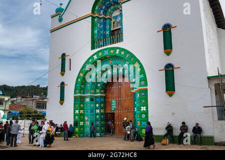 San Juan Chamula, Mexiko - 11. Mai 2014: Menschen vor der Kirche in der Stadt San Juan Chamula, in Chiapas, Mexiko. Stockfoto