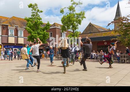 Christchurch, Dorset, Großbritannien. Juli 2021. Volkstanz Remixed Lassen Sie die Massen im Rahmen der Arts by the Sea Summer Series in Christchurch, Dorset, tanzen, ob in einer Blase oder als Solo im Flug. Quelle: Carolyn Jenkins/Alamy Live News Stockfoto