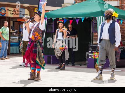 Christchurch, Dorset, Großbritannien. Juli 2021. Volkstanz Remixed Lassen Sie die Massen im Rahmen der Arts by the Sea Summer Series in Christchurch, Dorset, tanzen, ob in einer Blase oder als Solo im Flug. Quelle: Carolyn Jenkins/Alamy Live News Stockfoto