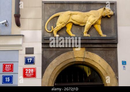 Schild „Prague U Zlatého tygra House“ in der Altstadt des Goldenen Tigers Stockfoto