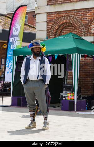 Christchurch, Dorset, Großbritannien. Juli 2021. Volkstanz Remixed Lassen Sie die Massen im Rahmen der Arts by the Sea Summer Series in Christchurch, Dorset, tanzen, ob in einer Blase oder als Solo im Flug. Quelle: Carolyn Jenkins/Alamy Live News Stockfoto