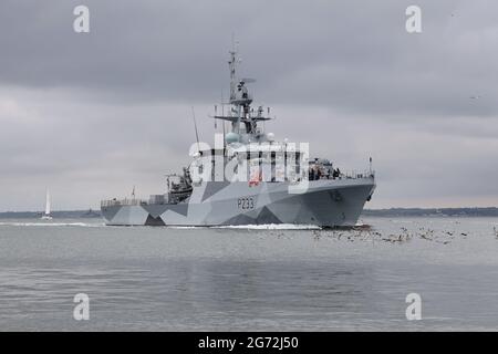Der Bug des Offshore-Patrouillenschiffes HMS TAMAR der Royal Navy streut Seevögel, als es seinen Heimathafen mit einer neuen ‘„Blendle Camouflage“-Lackierung erreicht Stockfoto