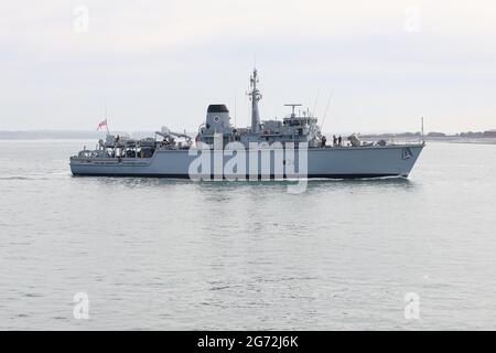 Der Zähler der Royal Navy Mine misst die Rückkehr von Schiff HMS MIDDLETON (M34) zum Marinestützpunkt Stockfoto