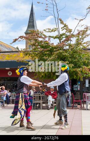 Christchurch, Dorset, Großbritannien. Juli 2021. Volkstanz Remixed Lassen Sie die Massen im Rahmen der Arts by the Sea Summer Series in Christchurch, Dorset, tanzen, ob in einer Blase oder als Solo im Flug. Quelle: Carolyn Jenkins/Alamy Live News Stockfoto