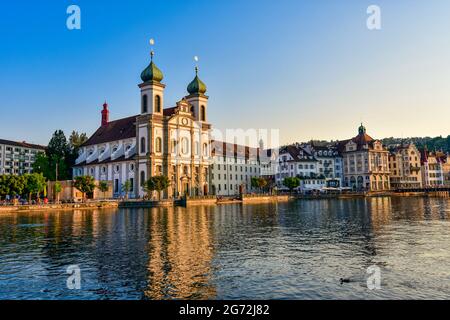 Schöner Blick auf die Luzerner Altstadt mit Jesuitenkirche und Reuss bei Sonnenuntergang. Luzern, Schweiz Stockfoto