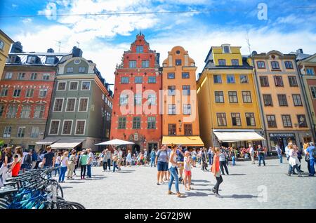 Stockholm, Schweden – 15. Juli 2017 : wunderschöne traditionelle farbenfrohe Gebäude, Brunnen und Touristen am Stortorget Platz in der Altstadt von Stockholm Stockfoto