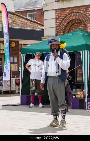 Christchurch, Dorset, Großbritannien. Juli 2021. Volkstanz Remixed Lassen Sie die Massen im Rahmen der Arts by the Sea Summer Series in Christchurch, Dorset, tanzen, ob in einer Blase oder als Solo im Flug. Quelle: Carolyn Jenkins/Alamy Live News Stockfoto