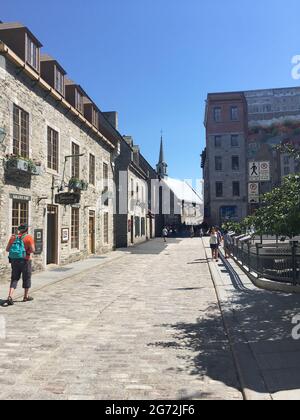 Die Straßen des Viertels Petit-Champlain und des Place Royale laden dazu ein, in die Zeit der Gründung von Québec vor über 400 Jahren zurückzureisen. Stockfoto